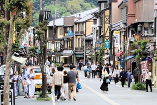 観光客でにぎわう城崎温泉街。新店オープンや宿の改装が相次ぎ、商業地で県内最高の上昇率となった＝４月２７日、豊岡市城崎町湯島