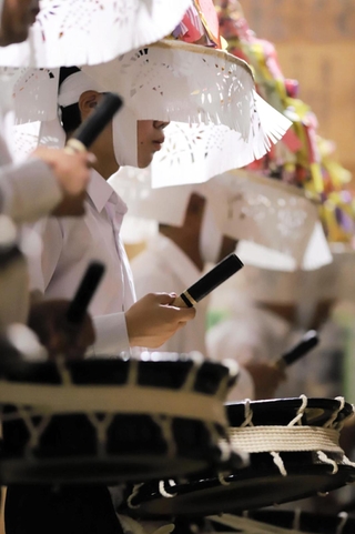久谷八幡神社の宵祭りで奉納された「久谷ざんざか踊り」＝14日夜、新温泉町久谷