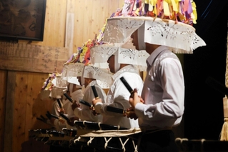久谷八幡神社の宵祭りで奉納された「久谷ざんざか踊り」＝14日夜、新温泉町久谷