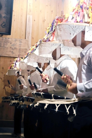 久谷八幡神社の宵祭りで奉納された「久谷ざんざか踊り」＝１４日夜、新温泉町久谷
