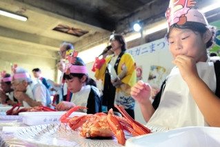ゆでガニ１匹の食べ方を競った「香住ガニ食べ方上手選手権」＝香住漁港西港