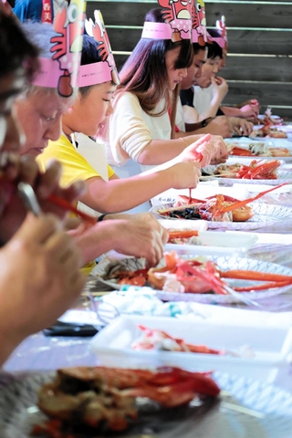 ゆでガニ１匹の食べ方を競った「香住ガニ食べ方上手選手権」＝香住漁港西港