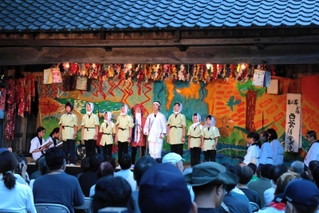 豊岡市内を中心に演目が繰り広げられ、２３日に閉幕した「豊岡演劇祭２０２４」。但馬地域で朝来市が新たに会場に加わり、今年も劇場だけでなく、住民らが慣れ親しんだ場所が舞台となった。市民が演者として、スポットライトを浴びた演目もあった。（丸山桃奈）