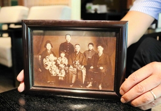 ときわ別館の原良式さん宅に伝わる北但大震災前の写真。原さんの曽祖父や祖父のほか、震災で犠牲になった曽祖母や祖父のきょうだい３人も写る＝豊岡市城崎町湯島