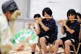 女子で初めて香住三番叟に参加する篠笛の（右から）中村心春さんと山本莉亜さん＝香住公民館