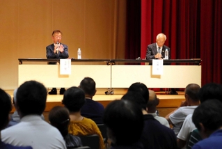 テーマに沿って討論する市長選立候補予定者ら＝養父市八鹿町国木