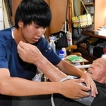 訪問診療を体験する自治医科大生の勝部望夢さん＝朝来市内