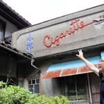 たばこ店の歴史について話す小林史朗明延区長＝養父市大屋町明延