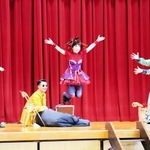 １５日の公演を前に、香美町内の小中学校でパフォーマンスを披露した「トゥーアールマンション」のメンバー＝香住小学校