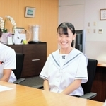 関貫久仁郎市長に意気込みなどを語る脇坂梨王南さん（中央）と但馬ＡＣの後藤知宏代表理事（左）＝豊岡市役所
