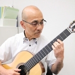 日本ギターコンクールのシニア部門で優勝した久冨稔さん＝豊岡市幸町
