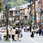 観光客でにぎわう城崎温泉街。新店オープンや宿の改装が相次ぎ、商業地で県内最高の上昇率となった＝４月２７日、豊岡市城崎町湯島