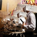 久谷八幡神社の宵祭りで奉納された「久谷ざんざか踊り」＝14日夜、新温泉町久谷