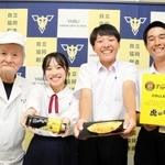 和菓子「虎のささやき」を手にする養父中生徒会役員らと、製作した菓子職人の山根喜一さん（左）＝養父市十二所