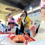 ゆでガニ１匹の食べ方を競った「香住ガニ食べ方上手選手権」＝香住漁港西港