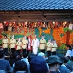 ３回目を迎えた豊岡市但東町の子どもたちによる演目「但東さいさい」。多くの地元住民たちが見守った＝１５日午後、同町畑山