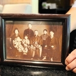 ときわ別館の原良式さん宅に伝わる北但大震災前の写真。原さんの曽祖父や祖父のほか、震災で犠牲になった曽祖母や祖父のきょうだい３人も写る＝豊岡市城崎町湯島