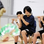 女子で初めて香住三番叟に参加する篠笛の（右から）中村心春さんと山本莉亜さん＝香住公民館