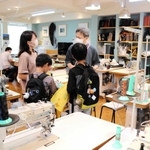 かばん作りを学べる工房を見学する親子連れ＝豊岡市中央町