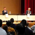 テーマに沿って討論する市長選立候補予定者ら＝養父市八鹿町国木