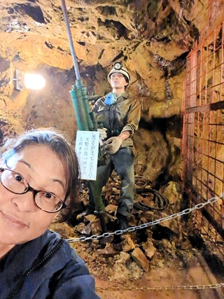 地下アイドル「銀山ボーイズ」とともに＝いずれも朝来市生野町