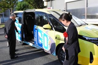 朝来エリアでの「あさＧＯ」の出発式でお披露目されたラッピングカー＝朝来市新井