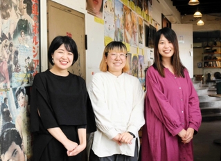 １０代の居場所づくりに取り組む田中亜衣子さん（中央）、鈴木唯加さん（右）ら＝豊岡劇場