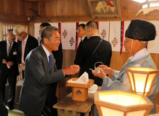 御神酒を授かる但馬杜氏組合の杜氏ら＝黒野神社