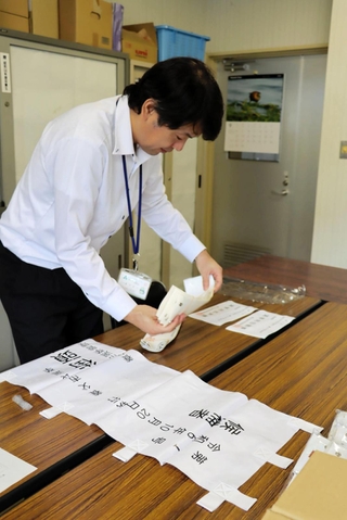 養父市長選・市議選に向け、選挙用具を点検する同市選挙管理委員会の職員＝同市八鹿町八鹿
