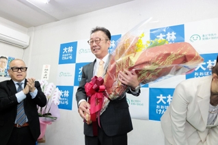 花束を受け取った大林賢一氏＝午後10時24分、養父市八鹿町
