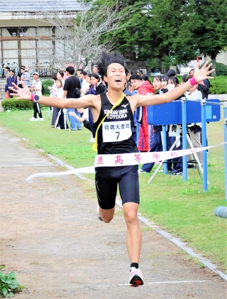 初優勝のテープを切った近畿大豊岡の柴崎雄介選手＝小野小学校
