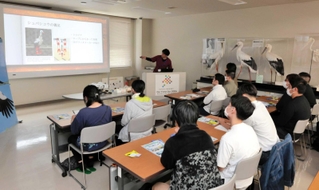 コウノトリやほかの動物の義肢装具の作成事例などについて話を聞く生徒たち＝豊岡市祥雲寺