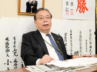 事務所で選挙戦を振り返る谷公一氏＝豊岡市塩津町