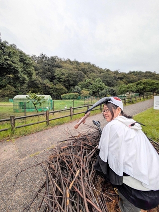 コウノトリの衣装をまとう河合美智子さん＝豊岡市祥雲寺