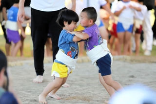 相撲を楽しむ子どもたち＝浜坂東小学校
