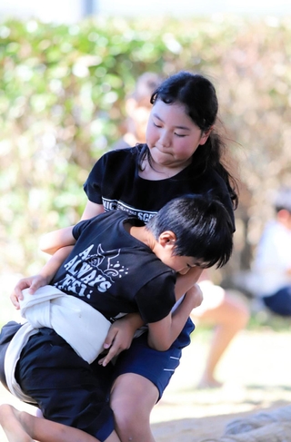 相撲を楽しむ子どもたち＝浜坂東小学校