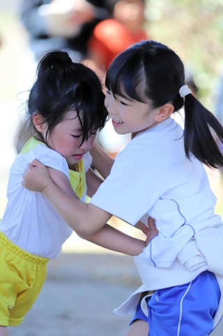 相撲を楽しむ子どもたち＝浜坂東小学校