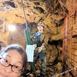 地下アイドル「銀山ボーイズ」とともに＝いずれも朝来市生野町