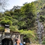 生野銀山の坑道前にたたずむ河合美智子さん
