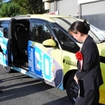 朝来エリアでの「あさＧＯ」の出発式でお披露目されたラッピングカー＝朝来市新井