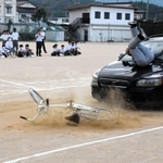 交通安全教室で自転車が絡む事故を再現するスタントマン＝梁瀬中学校