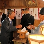 御神酒を授かる但馬杜氏組合の杜氏ら＝黒野神社