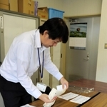 養父市長選・市議選に向け、選挙用具を点検する同市選挙管理委員会の職員＝同市八鹿町八鹿