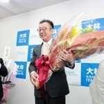 花束を受け取った大林賢一氏＝午後10時24分、養父市八鹿町
