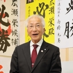 支援者に感謝を述べる広瀬栄氏＝養父市八鹿町国木