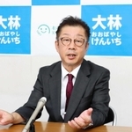 養父市長選の当選から一夜明けてインタビューに応じる大林賢一氏＝養父市八鹿町八鹿
