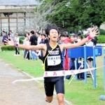 初優勝のテープを切った近畿大豊岡の柴崎雄介選手＝小野小学校