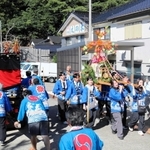 田結地区の秋祭りで、住民らのだんじりと行き交う大学生らのたるみこし＝豊岡市田結