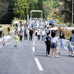開通した「門野バイパス」を歩く住民たち＝養父市大屋町