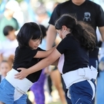 相撲を楽しむ子どもたち＝浜坂東小学校